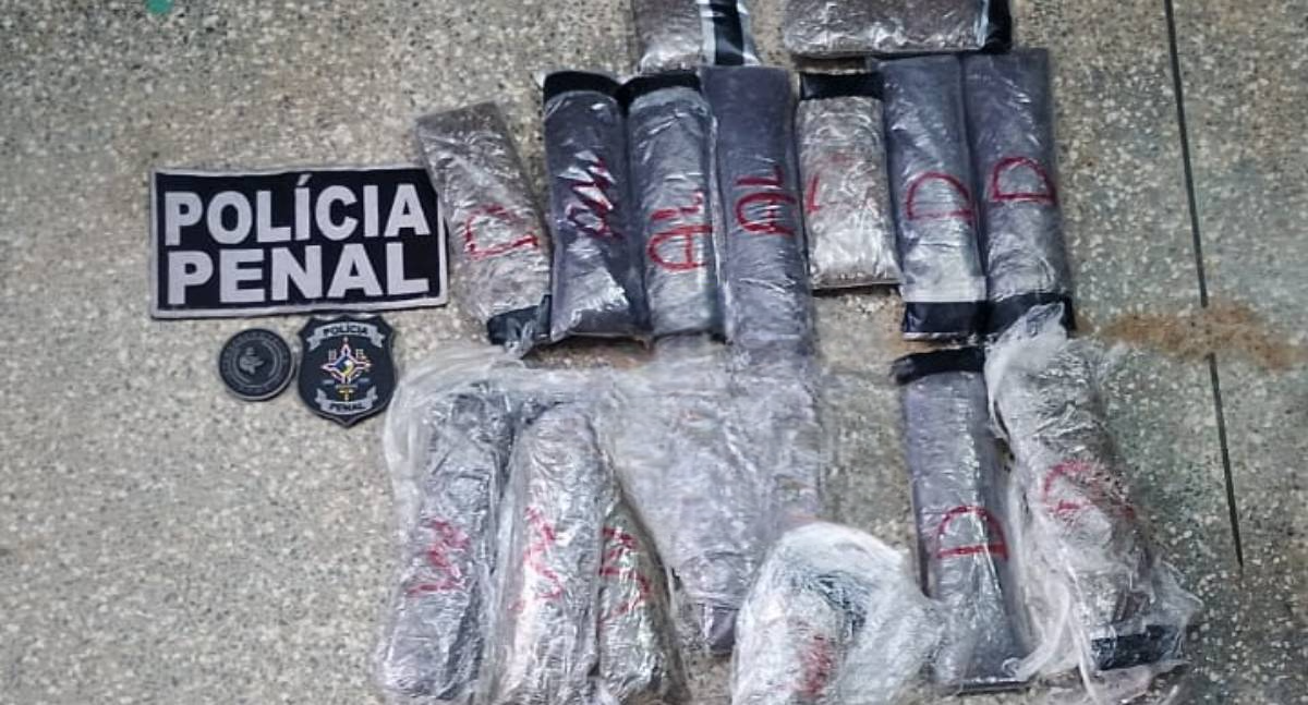 Policiais penais impedem homem de entrar com pacotes de drogas no Presídio 603 em Porto Velho