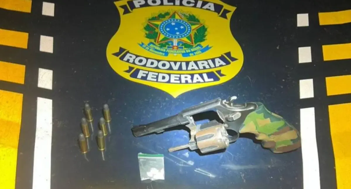 PRF flagra motociclista com arma e cocaína durante fiscalização em Vilhena