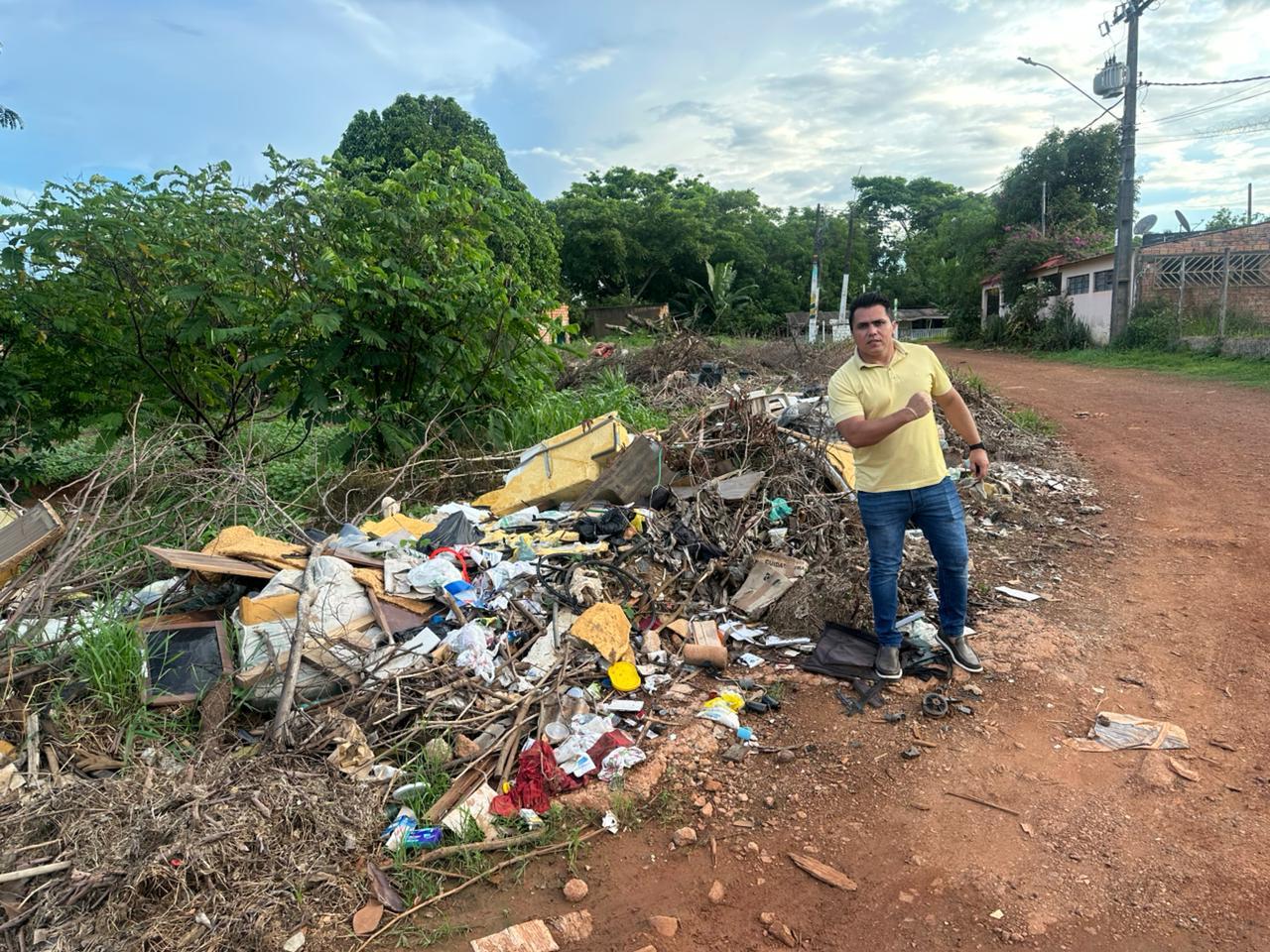 Vereador Edimilson Dourado garante início das obras de pavimentação na Rua Xangri-lá, após mais de 20 anos de espera
