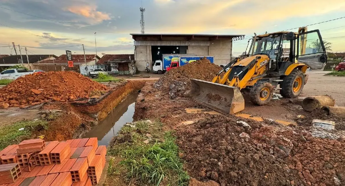 Vereador Márcio Pacele acompanha início de obra de drenagem na rua Delegado Mauro dos Santos
