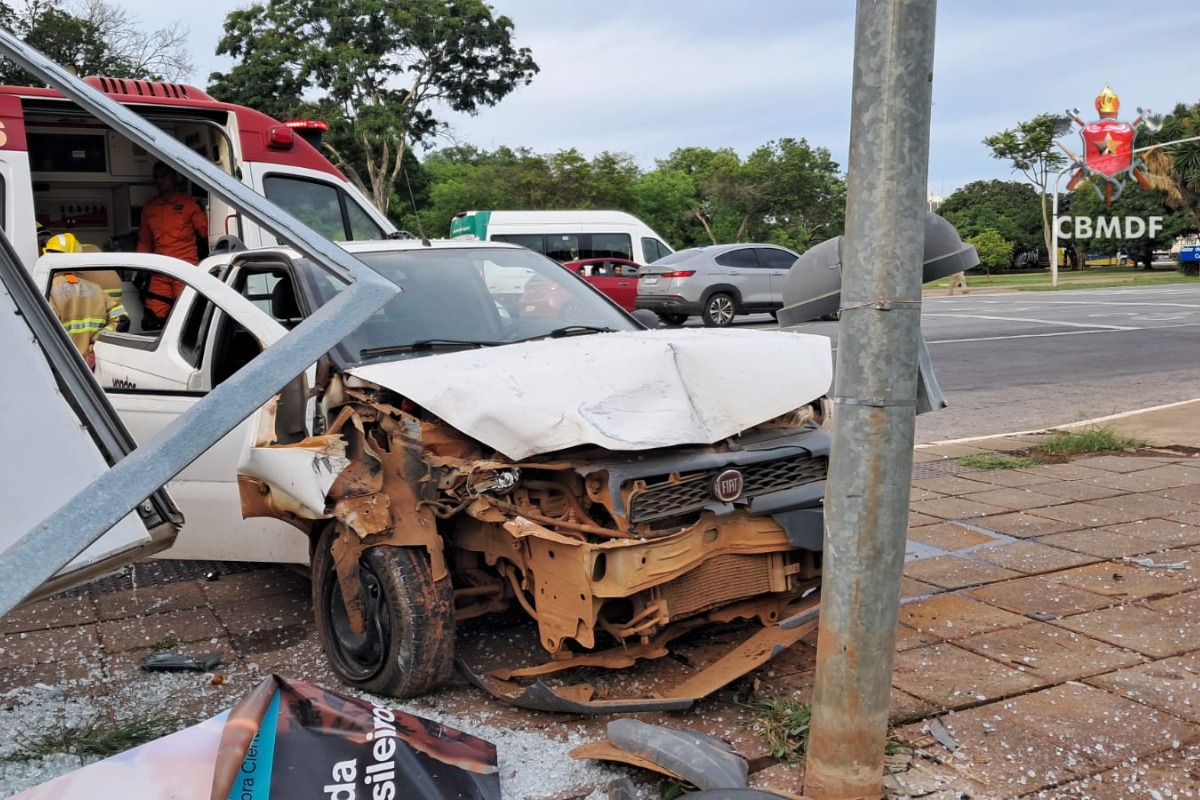 Atingido por ônibus, carro bate em poste e parada no Eixo Monumental