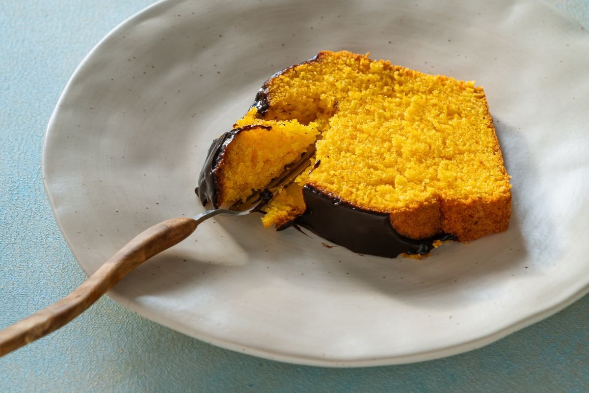Bolo mármore de cenoura com chocolate: fofinho, doce é irresistível