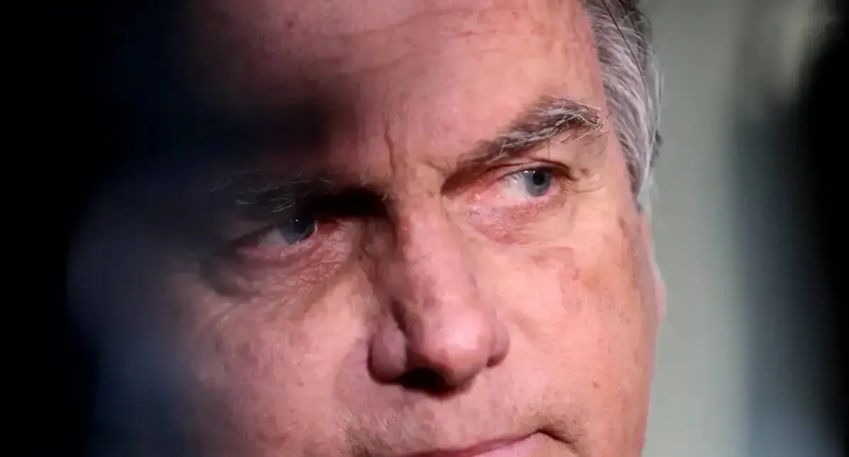 Bolsonaro recebe atendimento médico na prisão após crise de soluço