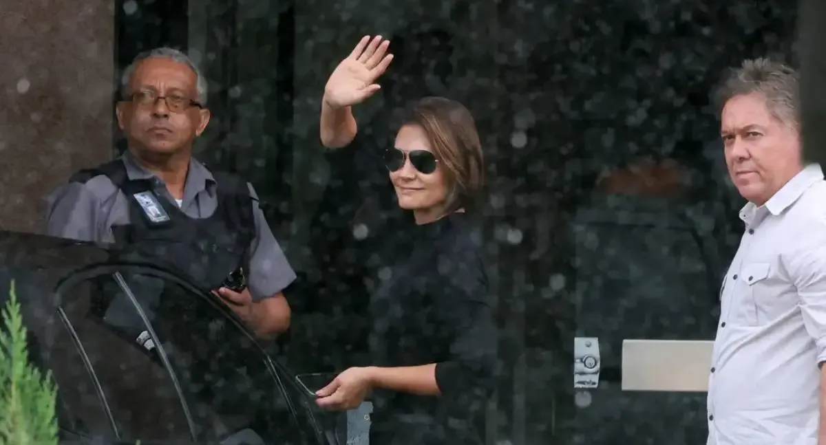 Bolsonaro recebe visita da ex-primeira-dama Michelle na Polícia Federal