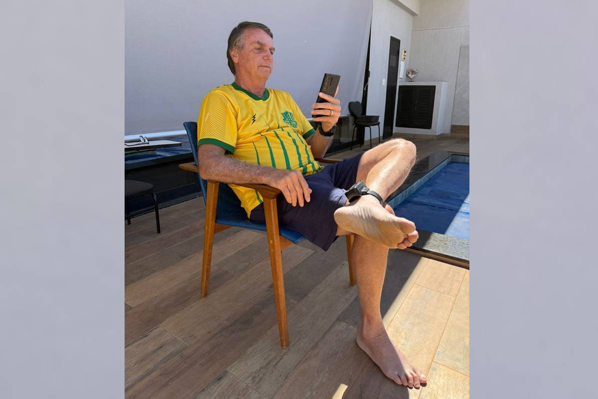 Bolsonaro violou tornozeleira eletrônica para tentar fugir, diz Moraes