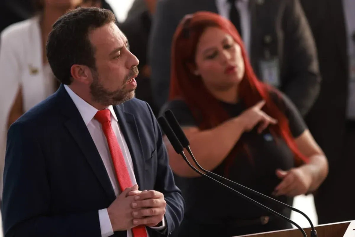 Boulos acusa governadores de direita de “atiçar intervencionismo estrangeiro” após operação no Rio