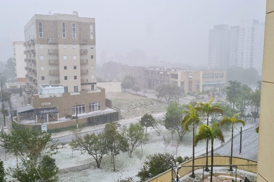 Chuvas intensa, ventos e granizo: confira o clima pelo país nesta 4ª