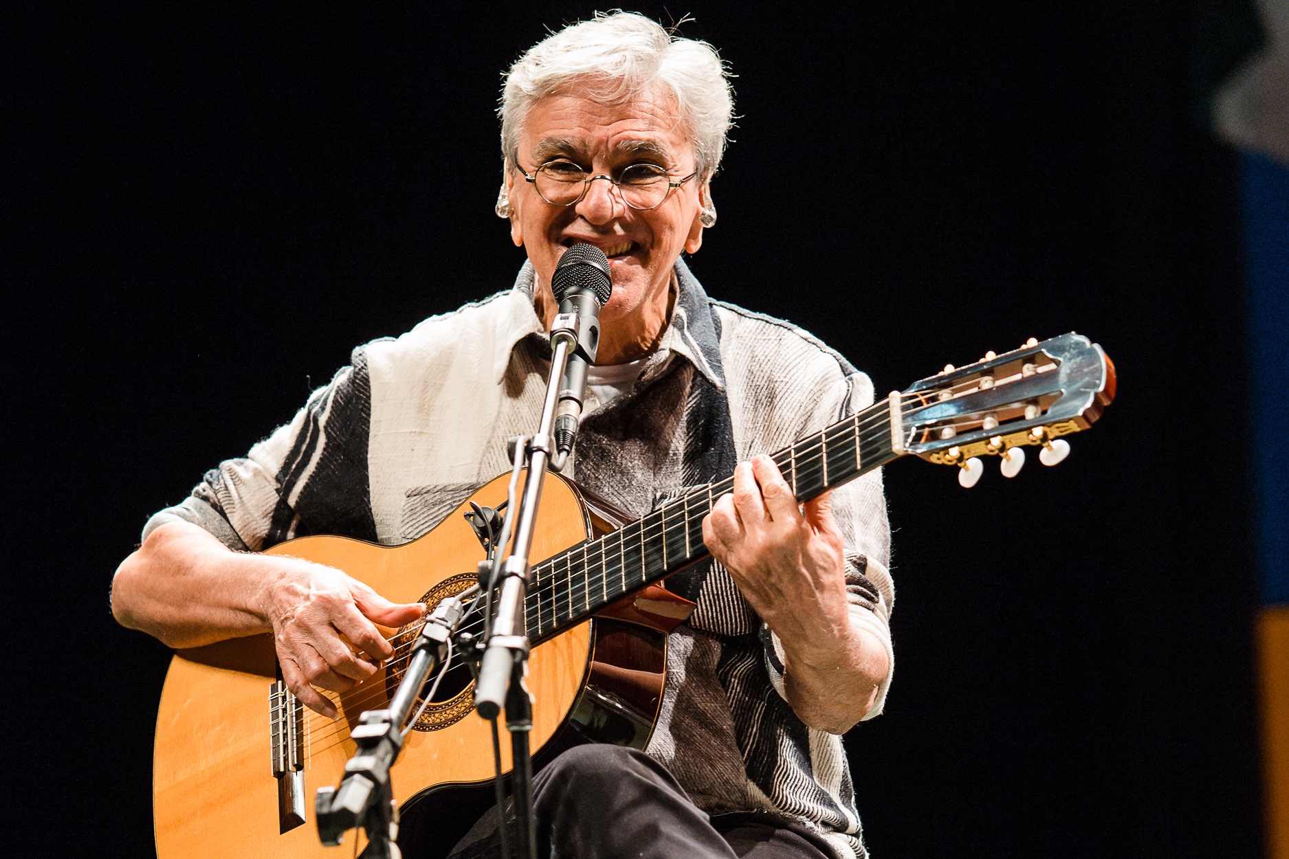 Como o álbum de estreia de Caetano Veloso conseguiu ser um manifesto silencioso