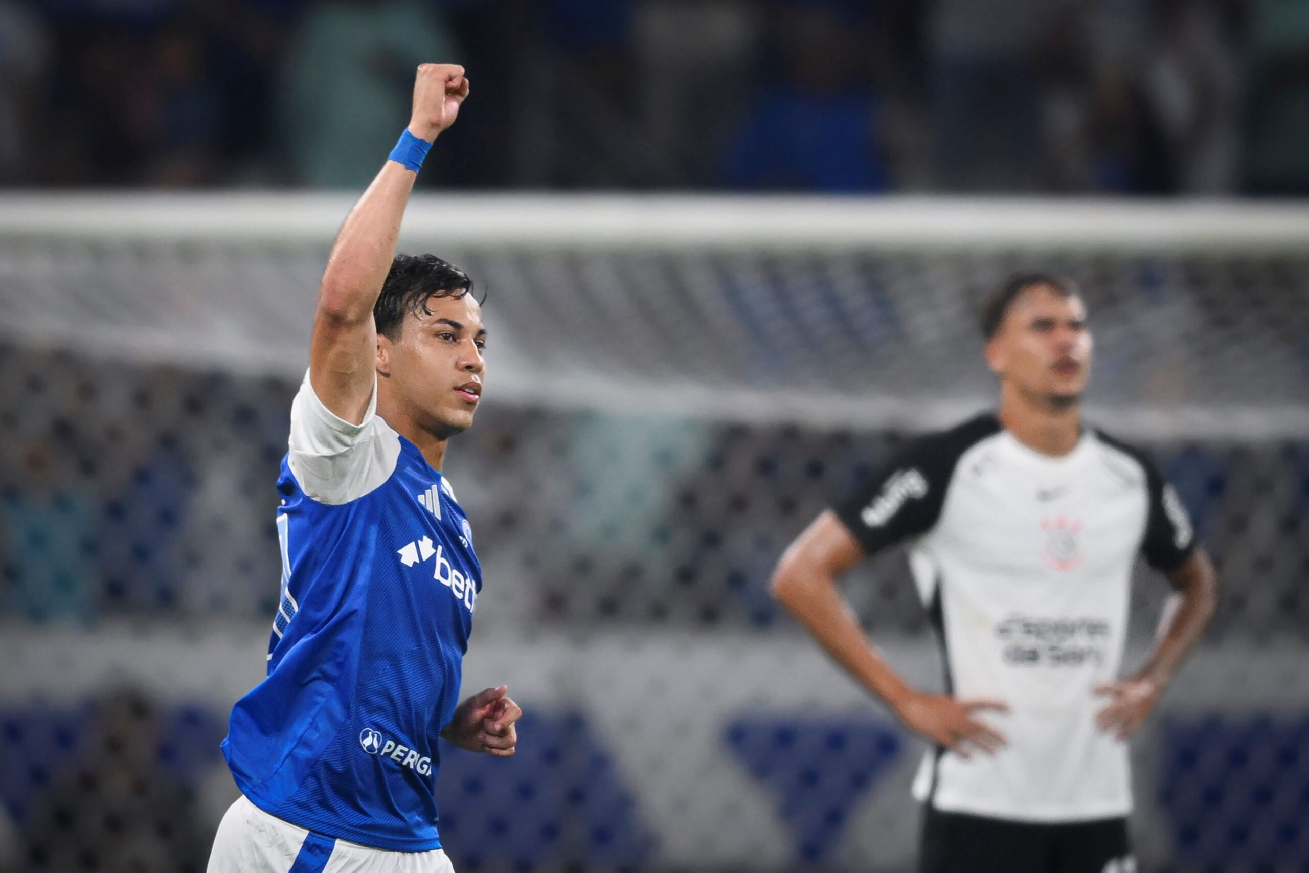 Cruzeiro atropela Corinthians e fica a dois pontos da vice-liderança