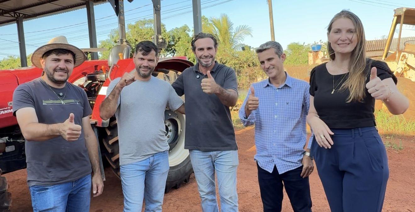 Deputada Gislaine Lebrinha anuncia novo trator para produtores de São Francisco do Guaporé
