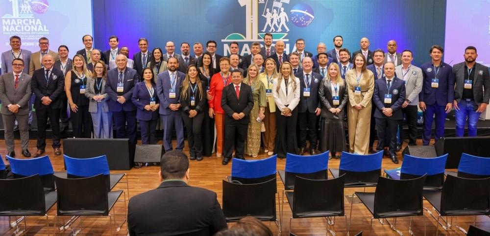 Deputado Jean Oliveira participa da 1ª Marcha Nacional dos Deputados Estaduais em defesa do Parlamento