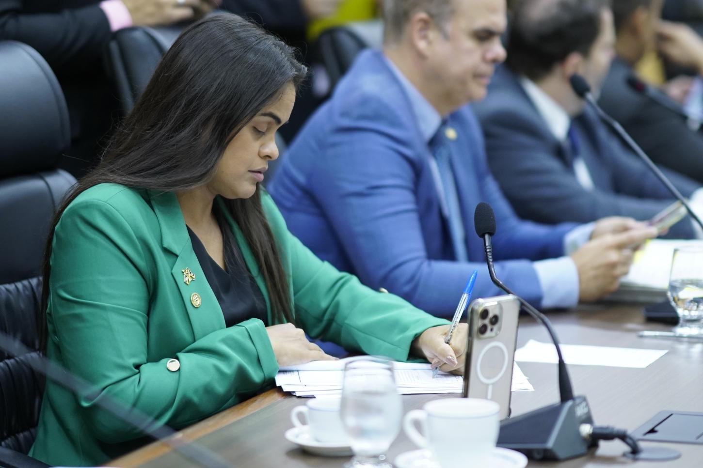 Dra. Taíssa reafirma seu compromisso com a valorização da Educação e vota favorável para concurso público na Seduc