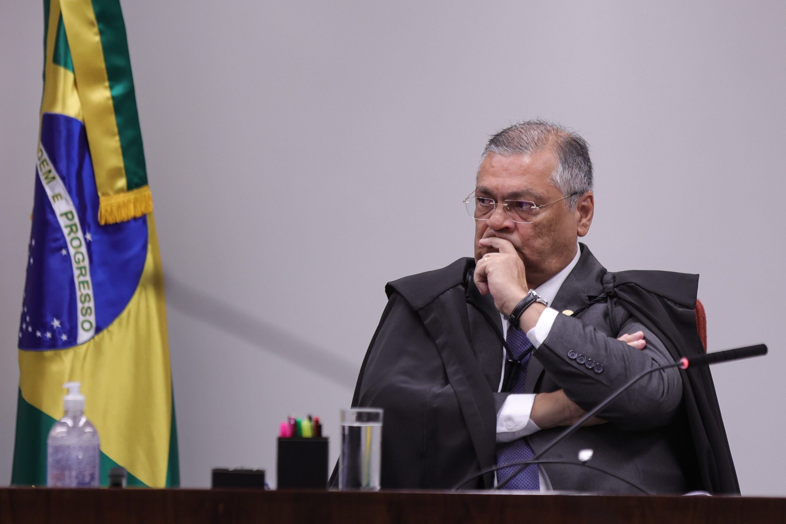 Em voto para manter prisão, Dino destaca “periculosidade” de Bolsonaro