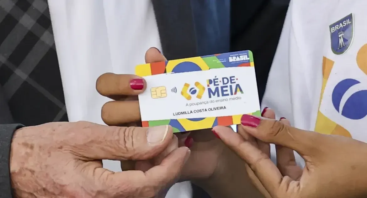 Estudantes do Pé-de-Meia poderão escolher como investir incentivo de R$ 1 mil