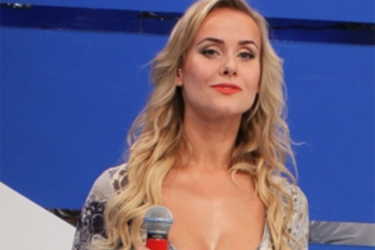 Ex-SBT Lola Melnick é flagrada em delegacia para denunciar o ex; fotos