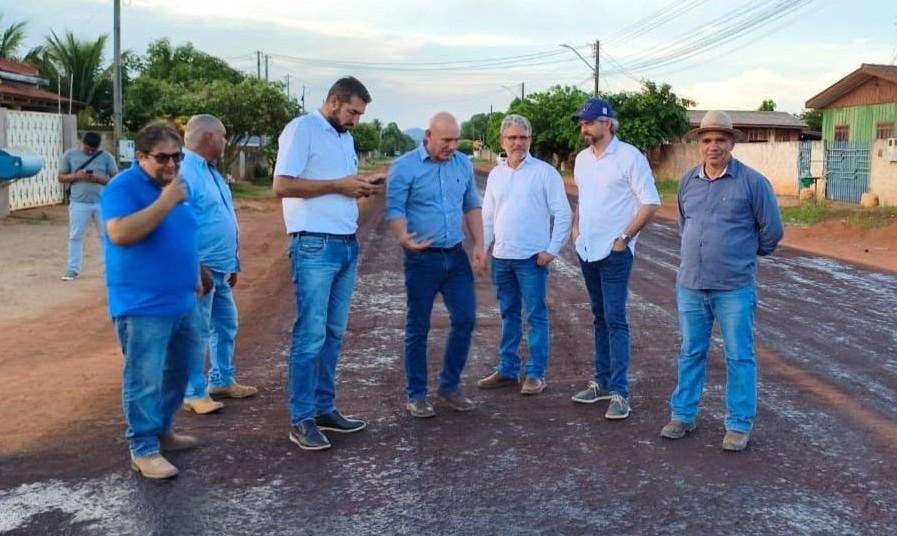 Ezequiel Neiva acompanha obras de pavimentação e entrega de ônibus escolares em Cerejeiras