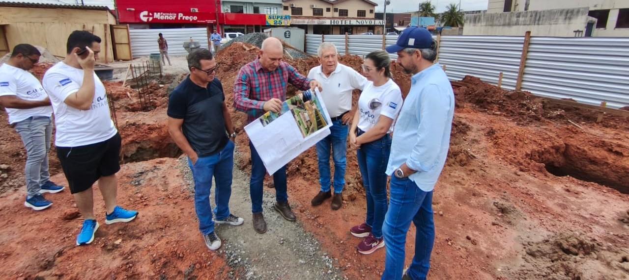 Ezequiel Neiva vistoria obras de centro comercial que beneficiará pequenos comerciantes em Pimenta Bueno