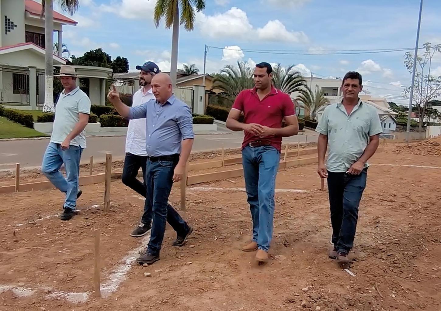 Ezequiel Neiva vistoria obras de construção de estacionamento em Colorado do Oeste