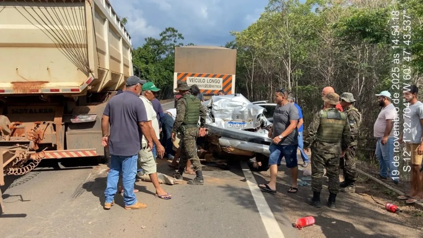 Família é salva pela PM de Rondônia após carro ser prensado entre caminhões na BR-364