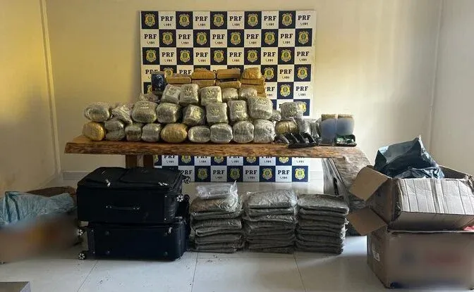 Motorista é preso com 150 kg de drogas e quatro armas de fogo em RO