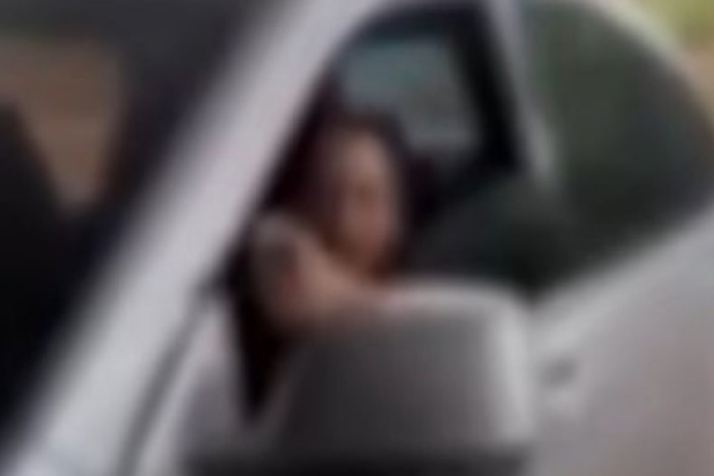 Mulher não aceita divórcio e usa carro para destruir loja de ex-marido