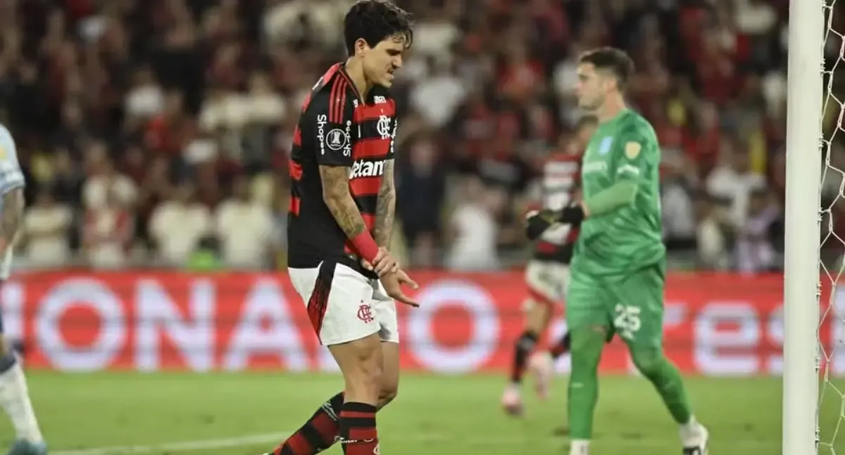 Pedro, do Flamengo, sofre lesão muscular grave e está fora da final da Libertadores