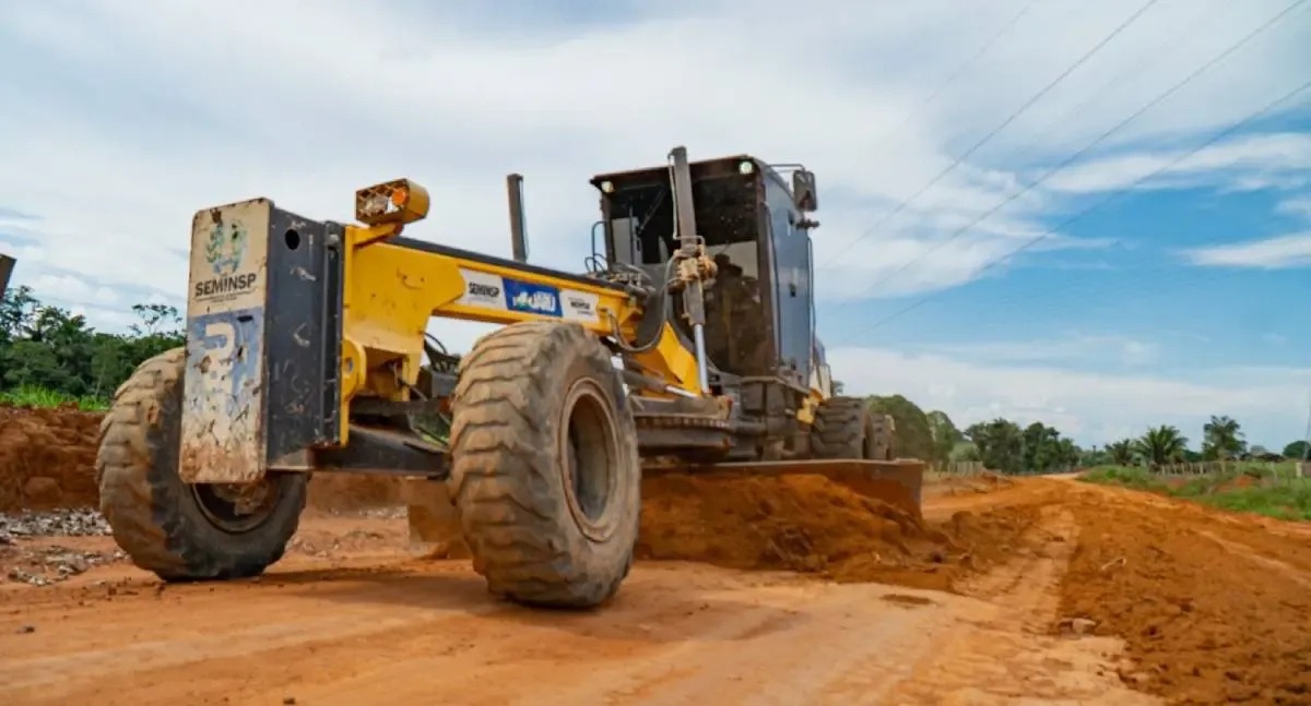 Prefeitura realiza cascalhamento e melhorias na Linha 612 para reforçar infraestrutura rural em Jaru