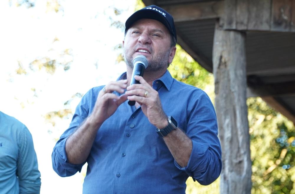 Recursos liberados por Cirone Deiró garantem asfalto para bairro de Cacoal