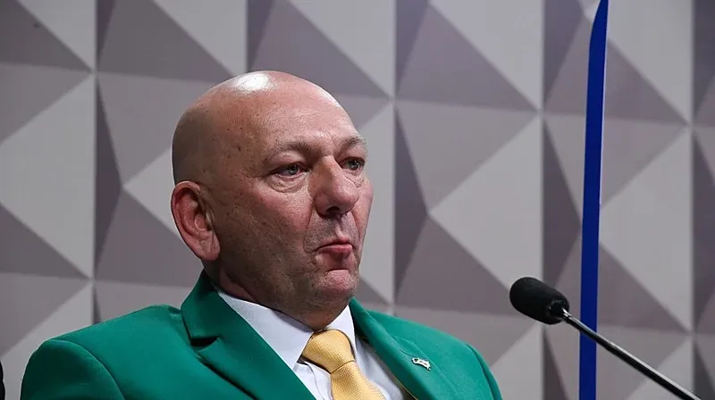 TJ-SC condena Luciano Hang a pagar R$ 33 mil a Lula por faixas ofensivas em aviões no litoral catarinense