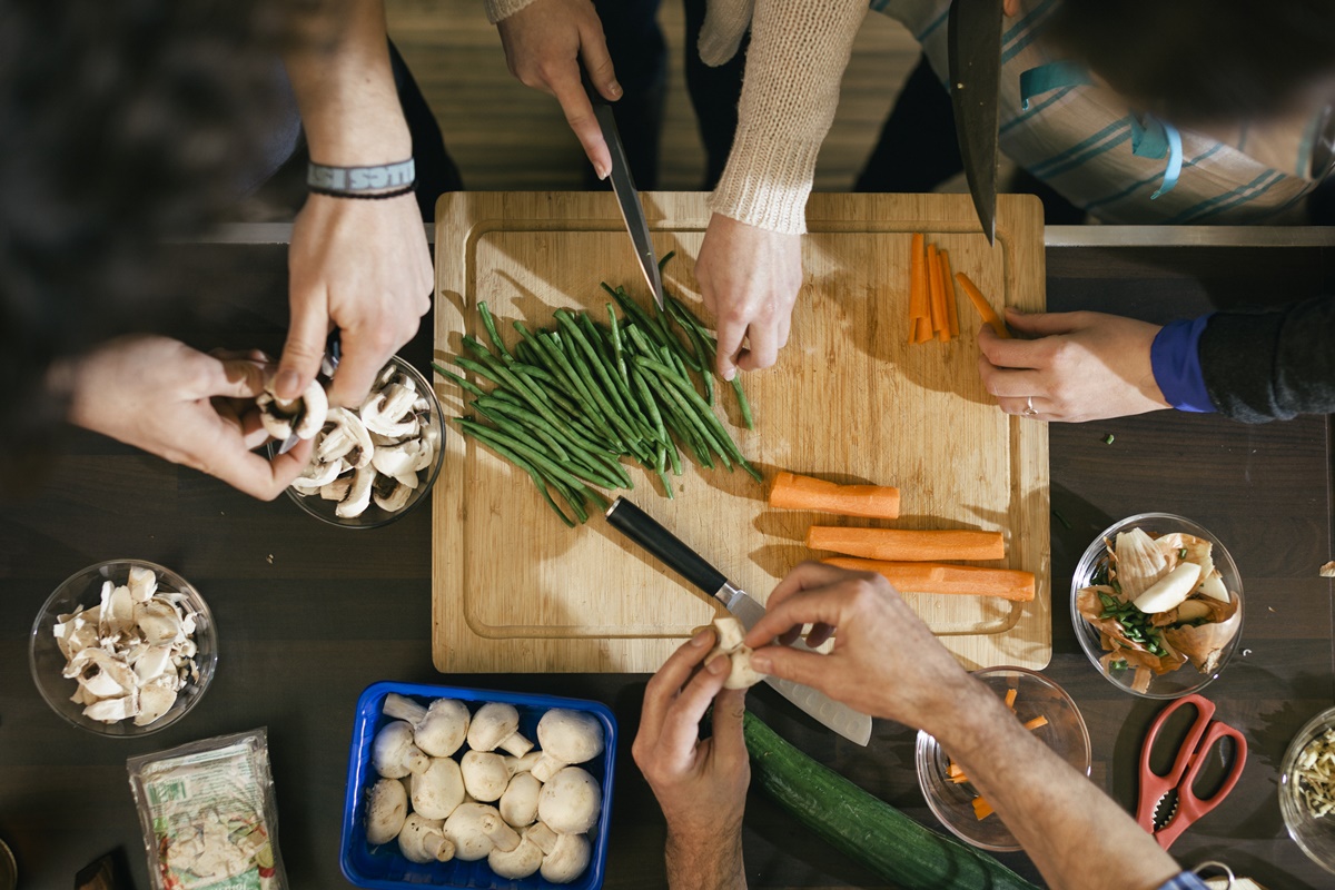 Todo vegano precisa tomar suplementos? Nutricionista responde