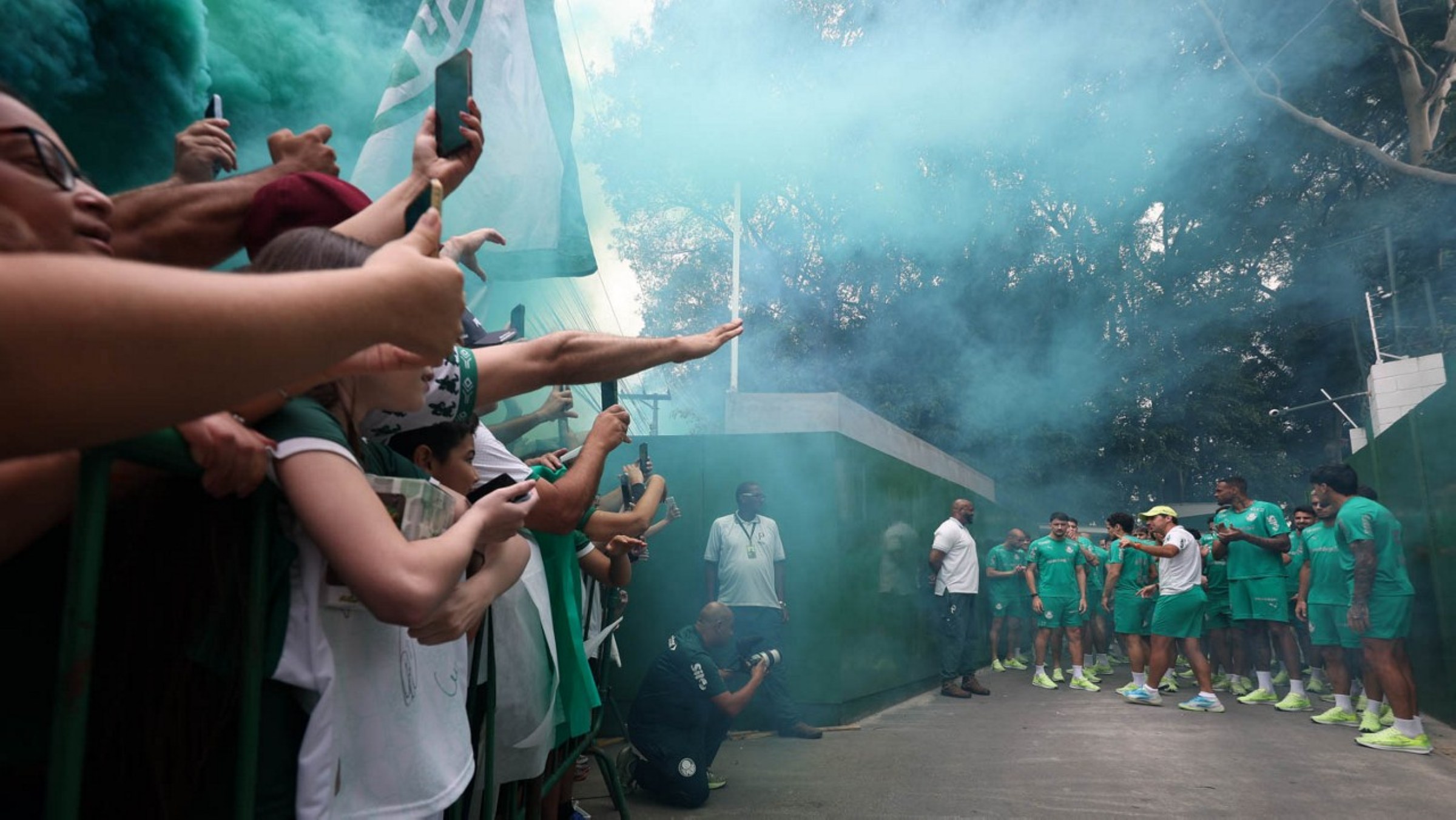 Torcida vai ao CT e se despede do Palmeiras antes da Libertadores
