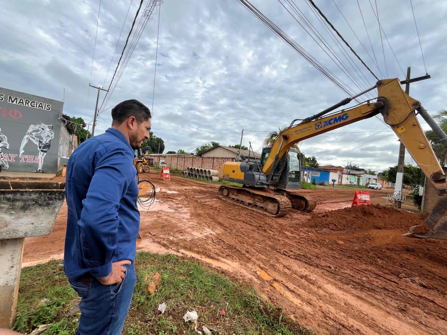 Vereador Márcio Pacele acompanha serviço de drenagem no bairro Igarapé