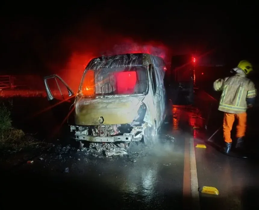 Ambulância pega fogo durante transporte de paciente em Rondônia