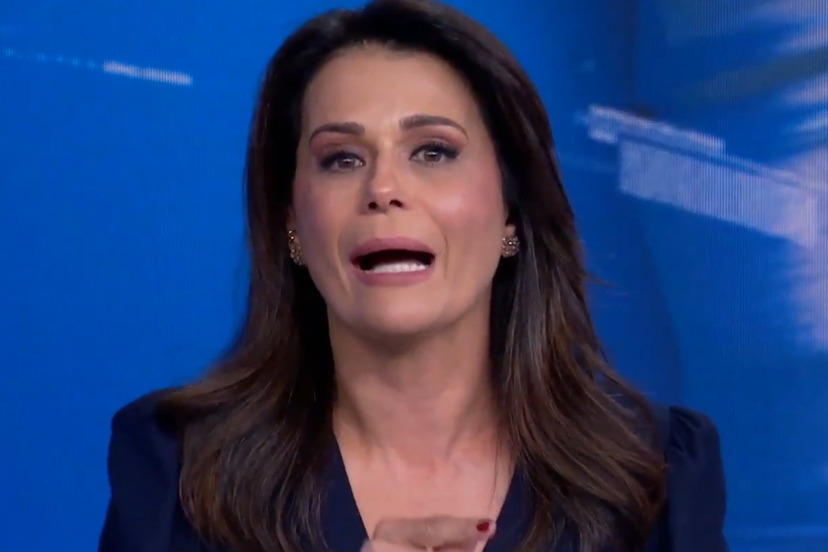 Apresentadora se emociona em forte discurso ao noticiar ataques contra mulheres