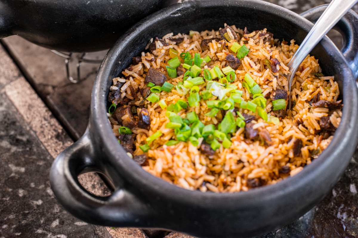 Arroz carreteiro fácil é a receita prática para o almoço de sábado