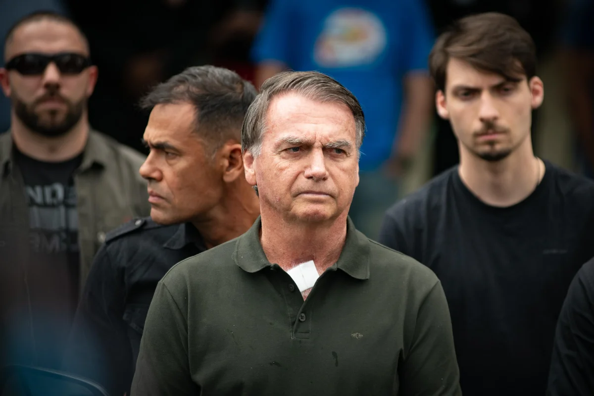Bolsonaro faz novo procedimento e deve passar Ano-Novo hospitalizado