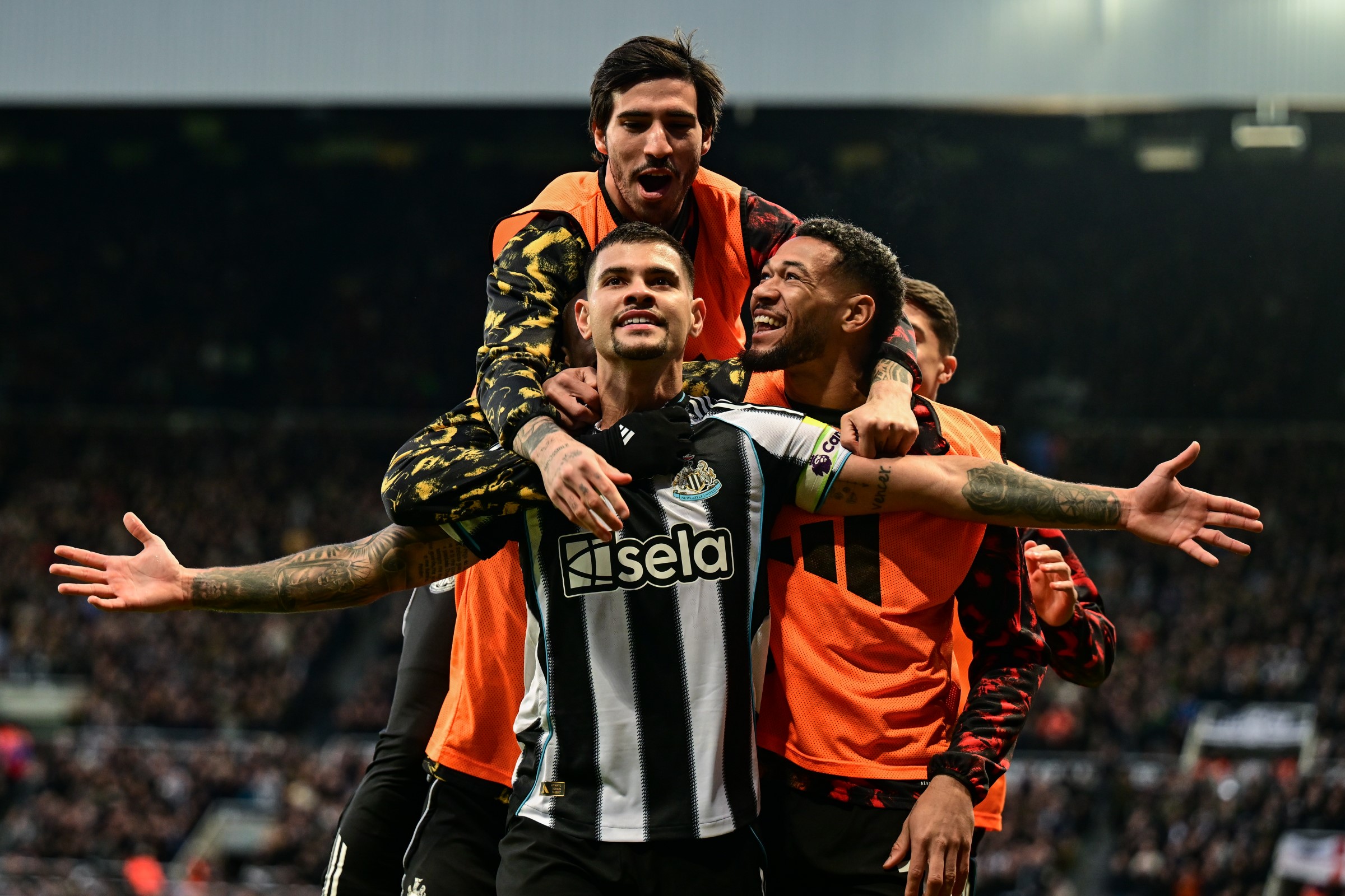 Bruno Guimarães faz golaço olímpico em vitória do Newcastle