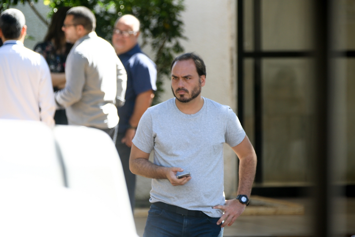Carlos diz que reveza com Michelle em monitoramento da apneia de Bolsonaro