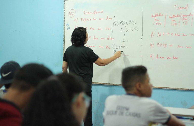 Cláudia de Jesus busca garantir psicólogos e assistentes sociais nas escolas estaduais