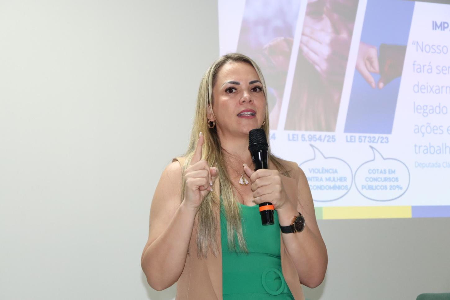 Cláudia de Jesus convida população para prestação de contas do mandato