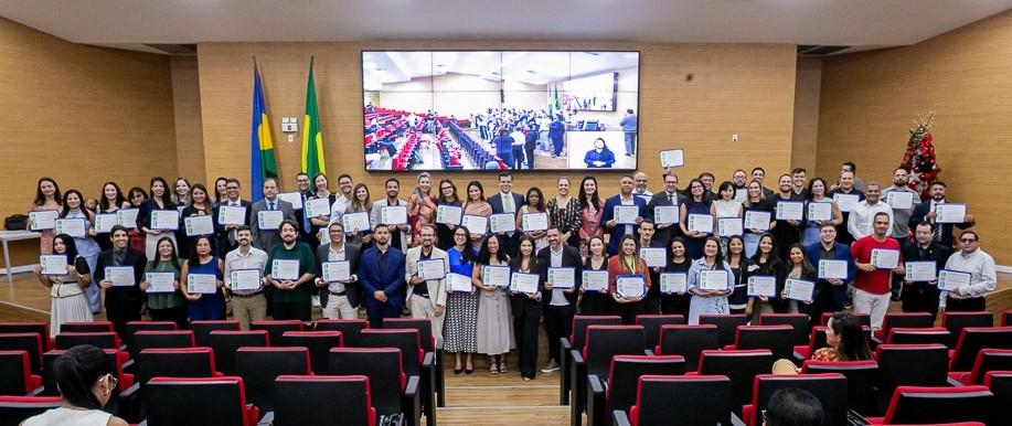 Cláudia de Jesus homenageia Sinjur e destaca papel de conciliadores e mediadores em sessão solene