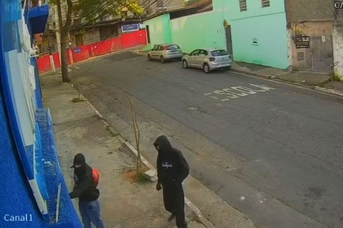 Criminosos encapuzados roubam arsenal de empresa de segurança em SP