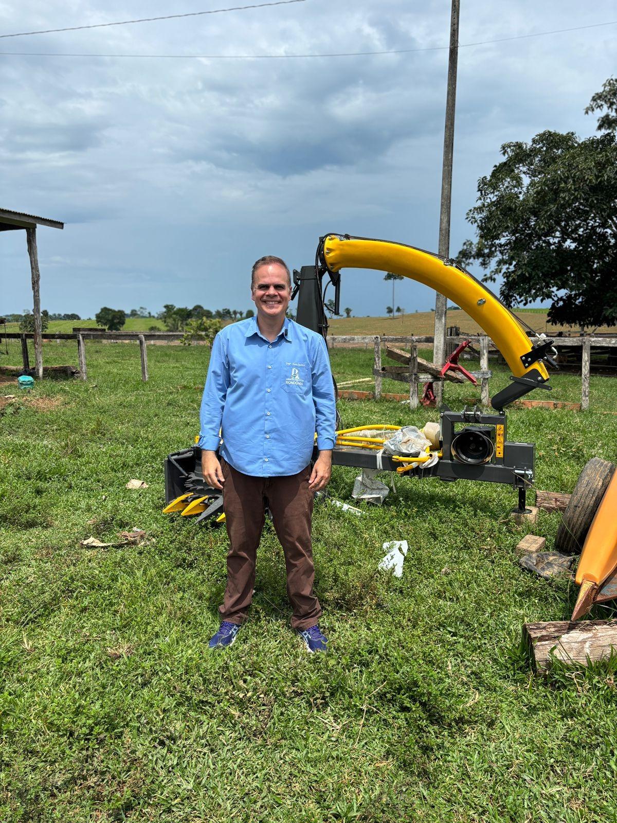 Deputado Alan Queiroz entrega ensiladeira de R$ 119 mil para Associação Apruth, em Theobroma