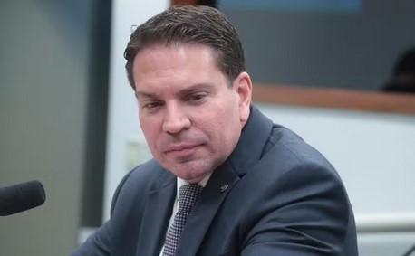 Deputado Alexandre Ramagem se muda para Orlando Após condenação