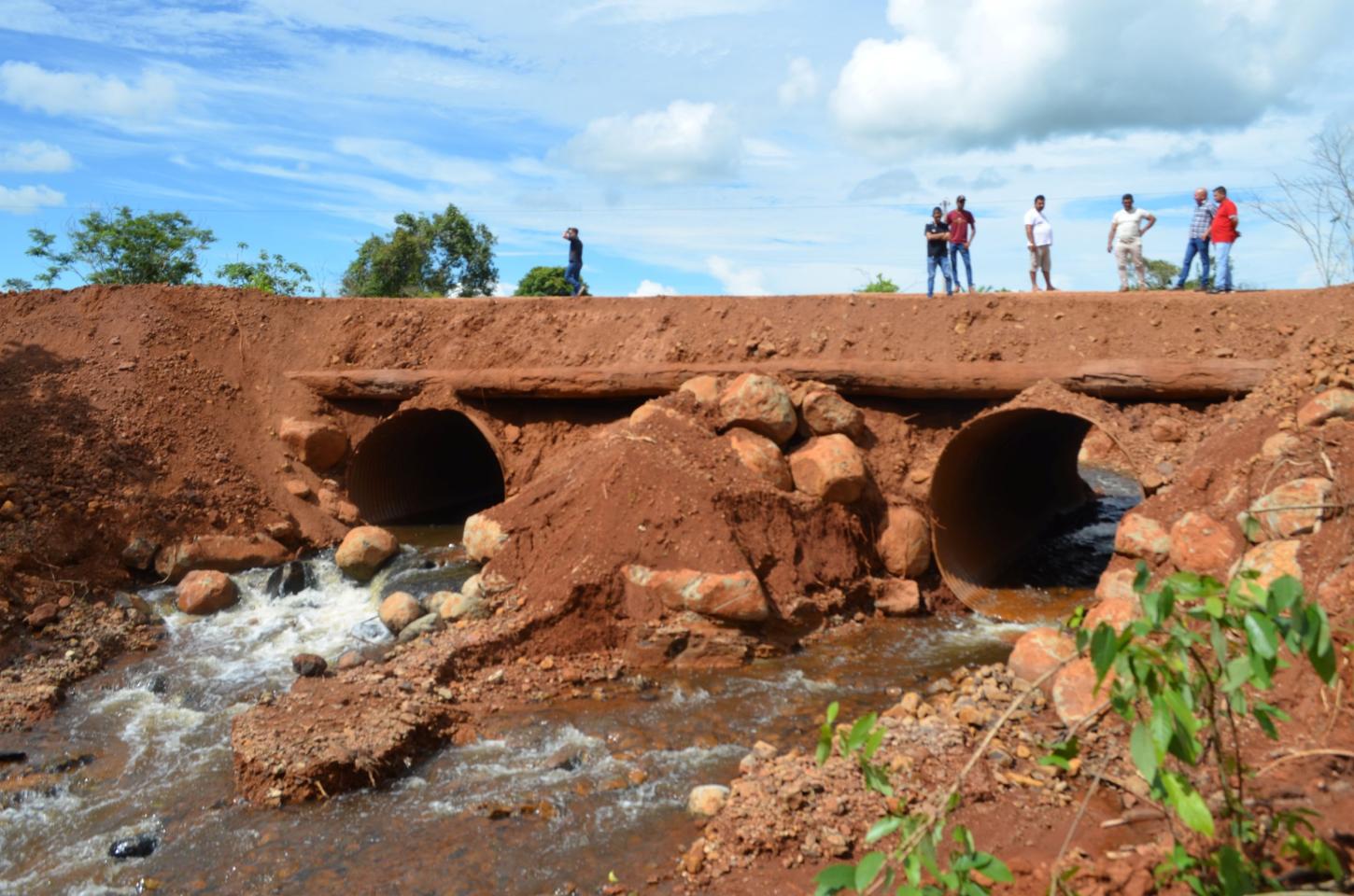 Ezequiel Neiva reforça compromisso com Chupinguaia e viabiliza instalação de tubos sobre o rio Água Preta