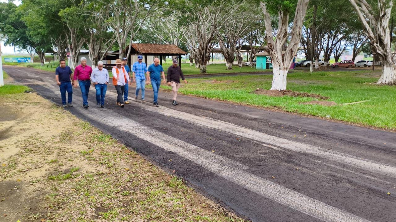 Ezequiel Neiva vistoria obras de microrrevestimento asfáltico em Machadinho do Oeste