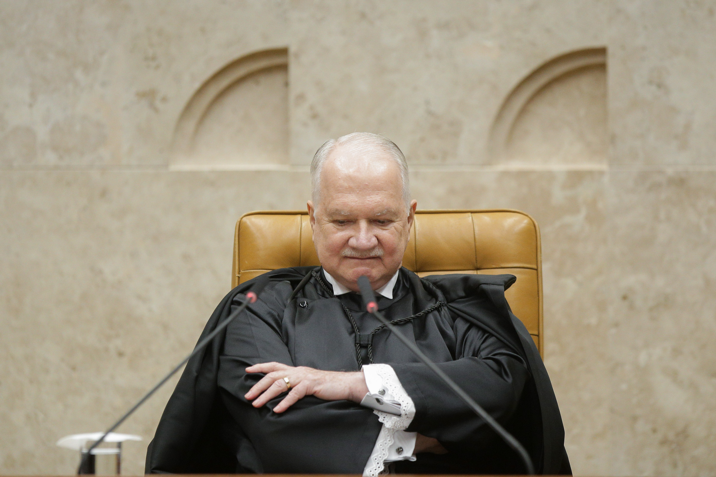 Fachin questiona defesa remota de servidora: “DPU é em Brasília, não?”