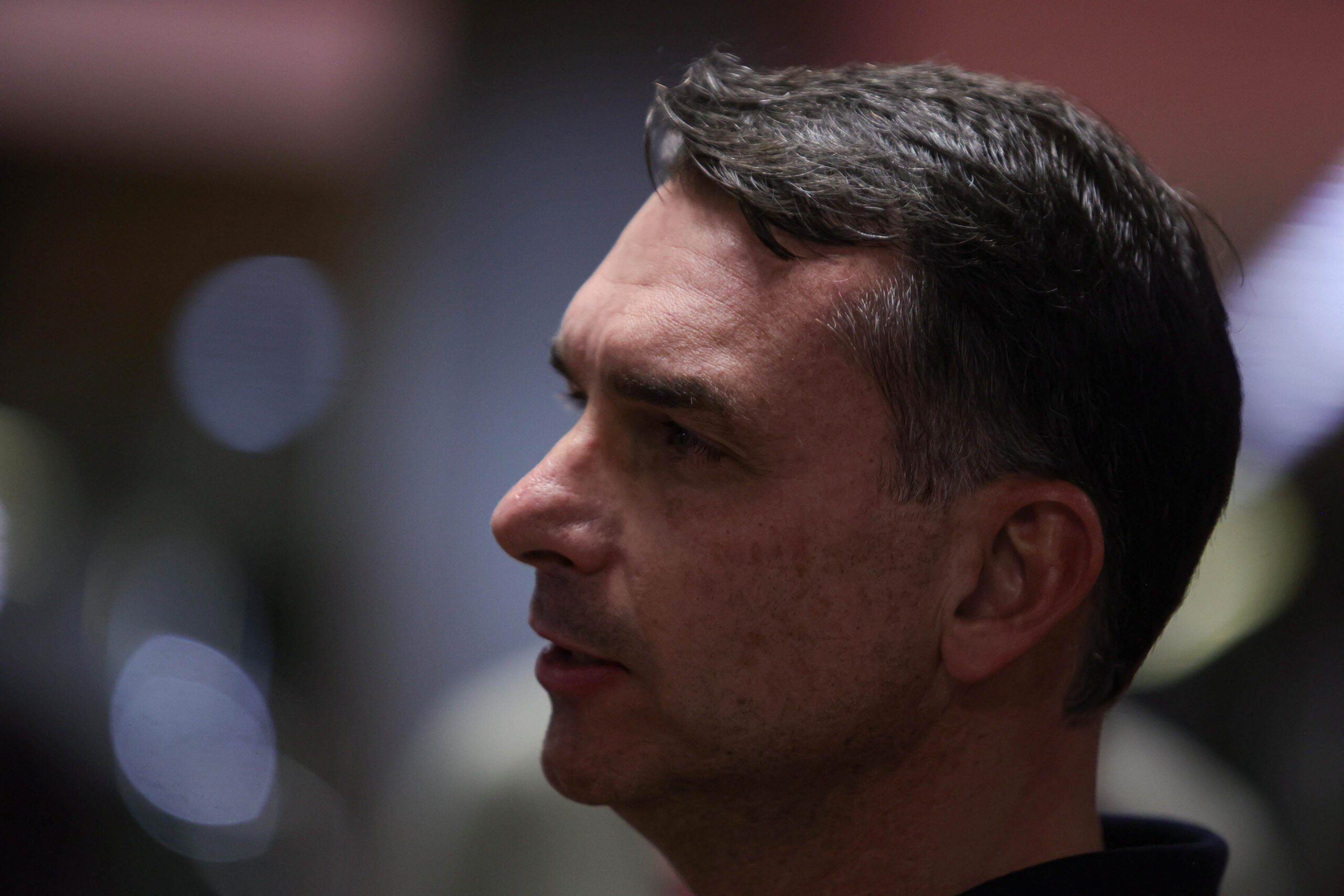 Flávio Bolsonaro culpa Lula por reação ruim do mercado à candidatura