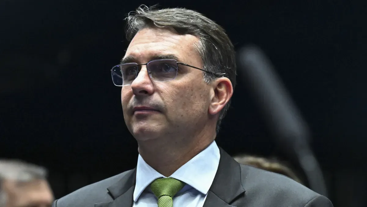 Flávio Bolsonaro Realiza Primeira Visita a Jair Bolsonaro Após Anúncio de Pré-Candidatura