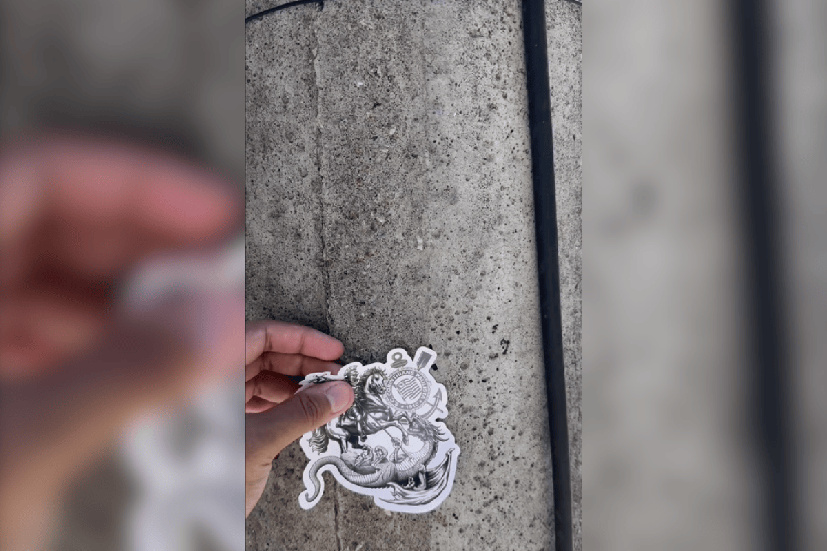 Funcionário do Corinthians distribui adesivos antes da final; confira